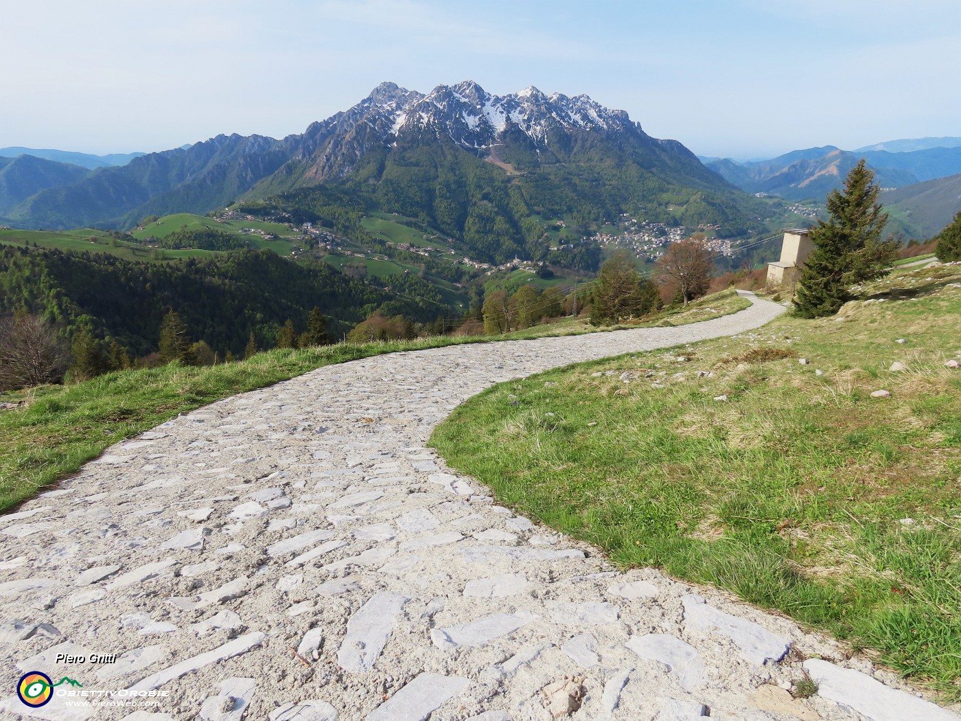 10 Salgo su stradetta con vista in Alben alle spalle.JPG